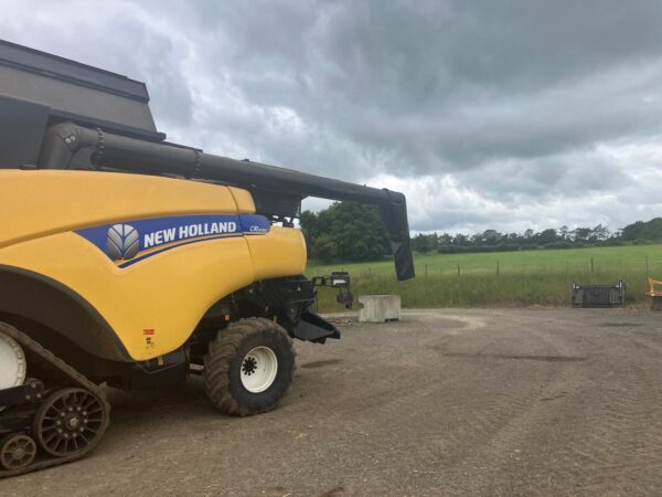 2012 New Holland CR9080 Combine Harvester On Tracks With 2016 30Ft Header