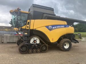 2012 New Holland CR9080 Combine Harvester On Tracks With 2016 30Ft Header