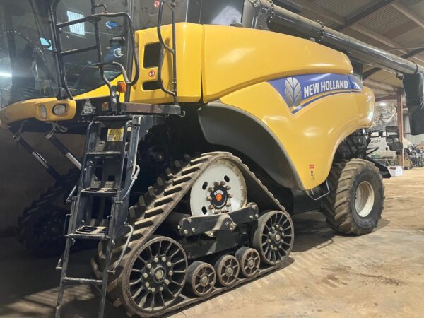 2012 New Holland CR9080 Combine Harvester On Tracks With 2016 30Ft Header