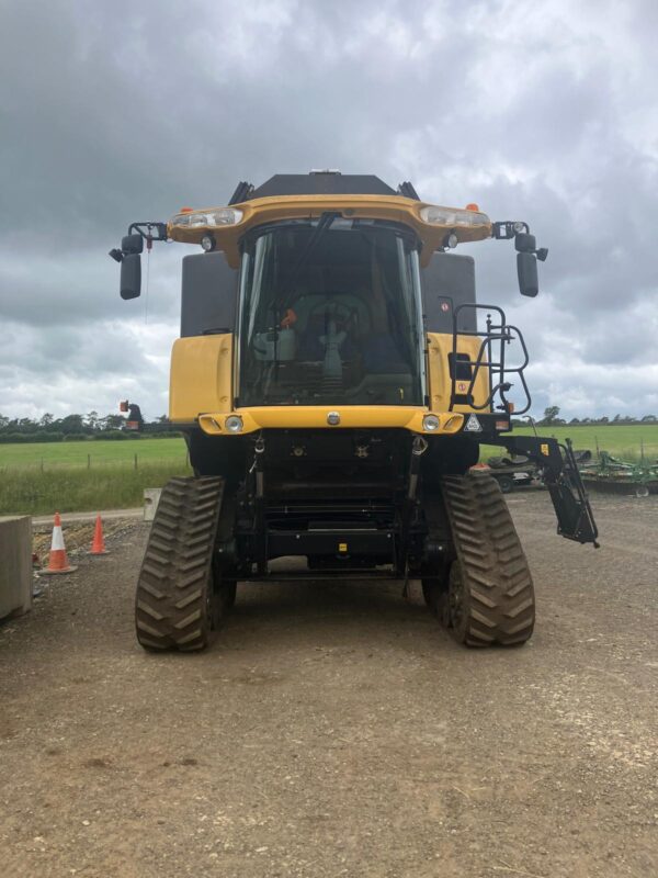 2012 New Holland CR9080 Combine Harvester On Tracks With 2016 30Ft Header