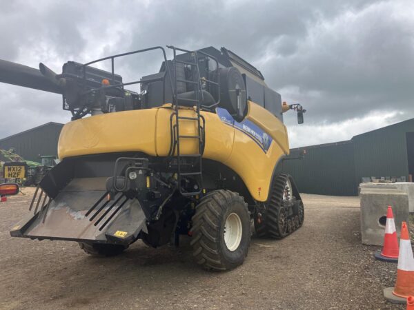 2012 New Holland CR9080 Combine Harvester On Tracks With 2016 30Ft Header